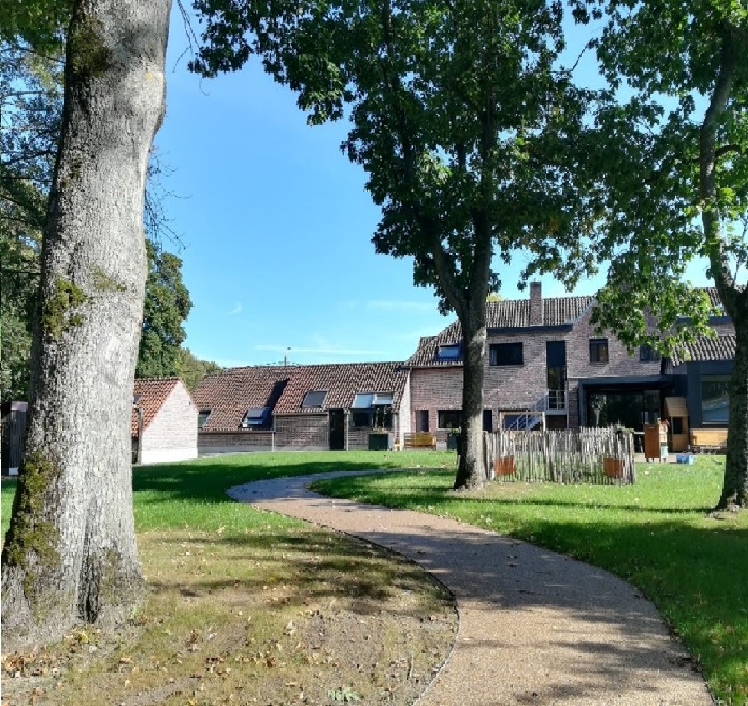 Een breed toegankelijke en zintuigprikkelde tuin in t’ Onzent…..
